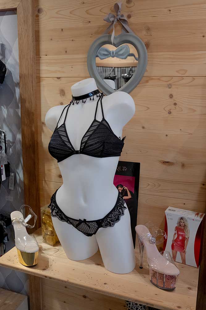 Lingerie et dessous coquins, avec talons sexy pour femme